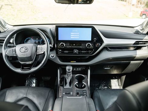 Used 2024 Toyota Highlander Limited image 12