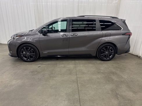 Used 2021 Toyota Sienna XSE image 33