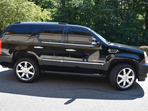 Used 2011 Cadillac Escalade Premium AWD/4WD image 3