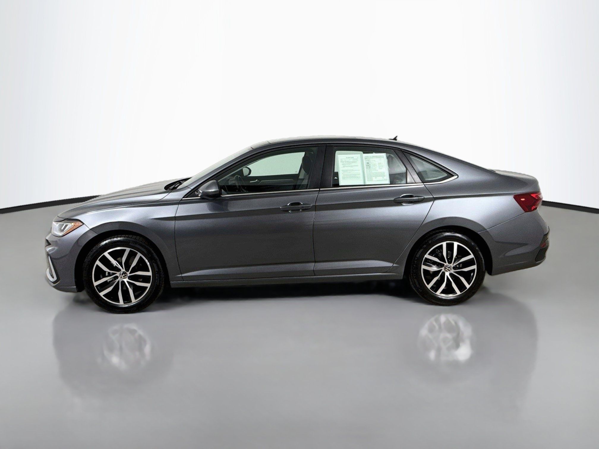 Used 2025 Volkswagen Jetta SE FWD image 4