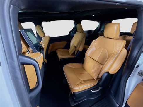 Used 2023 Chrysler Pacifica Pinnacle image 19
