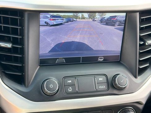 Used 2021 GMC Acadia SLE w/ Driver Convenience Package FWD image 11