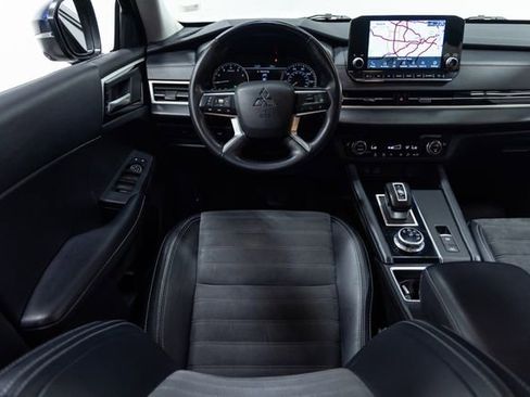 Used 2024 Mitsubishi Outlander SE image 3