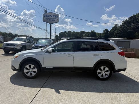 Used 2010 Subaru Outback 2.5i Premium AWD/4WD image 4