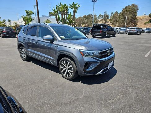 Used 2022 Volkswagen Taos SE FWD image 3