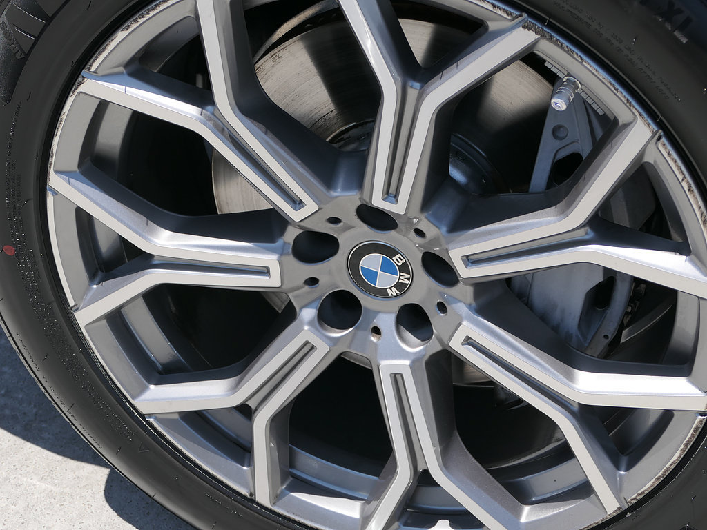 Used 2025 BMW X7 xDrive40i w/ Premium Package AWD/4WD image 11