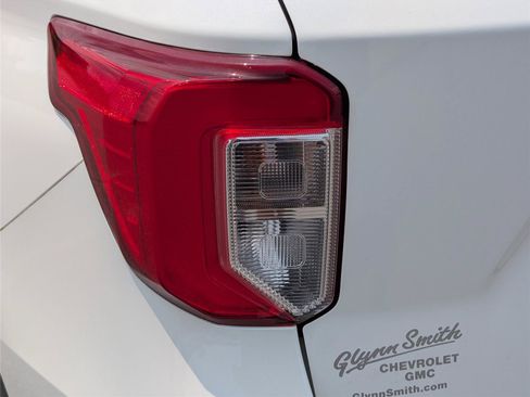 Used 2022 Ford Explorer XLT w/ Equipment Group 202A RWD image 11