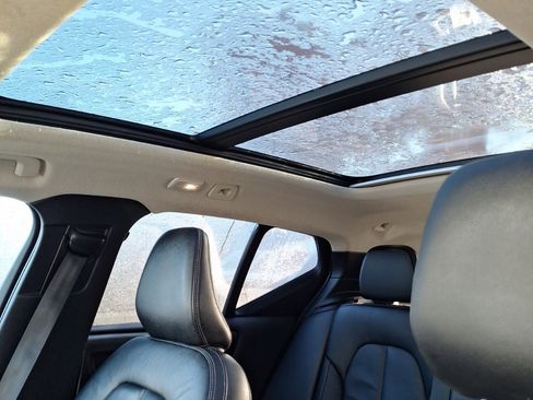 Used 2023 Volvo XC40 B5 Plus image 13