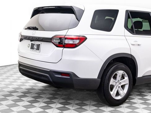 Used 2023 Honda Pilot LX image 32