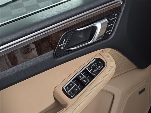 Certified 2025 Porsche Macan image 16