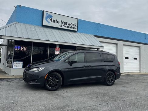 Used 2020 Chrysler Pacifica Touring-L image 1