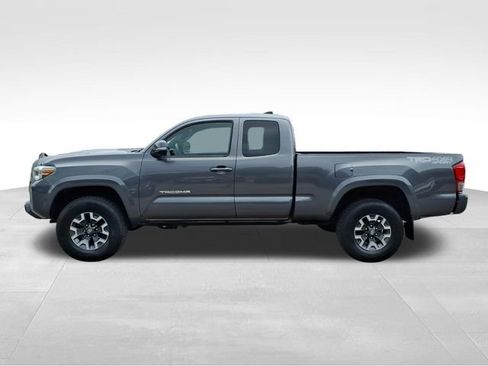 Used 2017 Toyota Tacoma TRD Sport w/ Tow Package AWD/4WD image 6