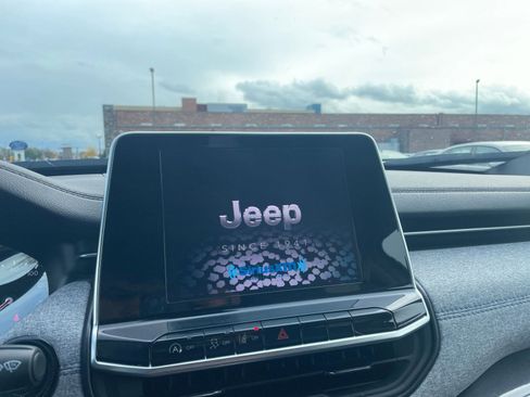 Used 2025 Jeep Compass Latitude image 21