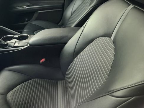 Used 2023 Toyota Camry SE FWD image 9