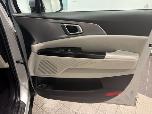 Used 2023 Kia Carnival LX FWD image 23