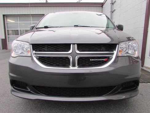 Used 2019 Dodge Grand Caravan SE w/ UConnect Hands-Free Group image 2