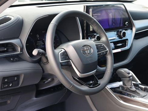 New 2026 Toyota Highlander Limited image 15