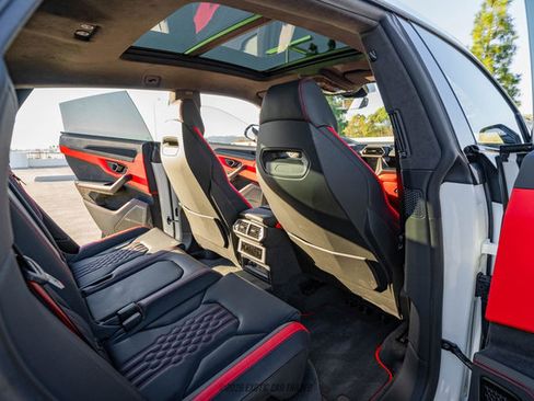 Used 2025 Lamborghini Urus SE AWD/4WD image 37