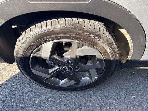 Used 2025 Hyundai Venue SEL image 4