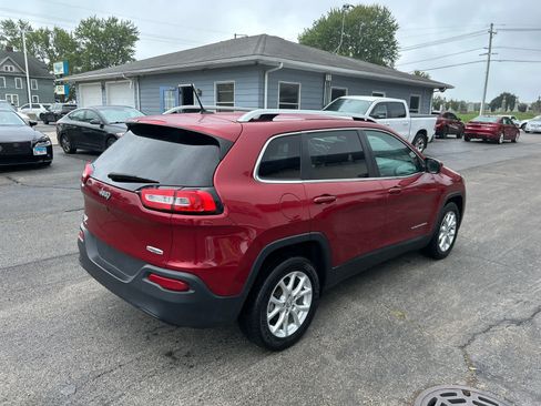 Used 2017 Jeep Cherokee Latitude w/ Cold Weather Group FWD image 7