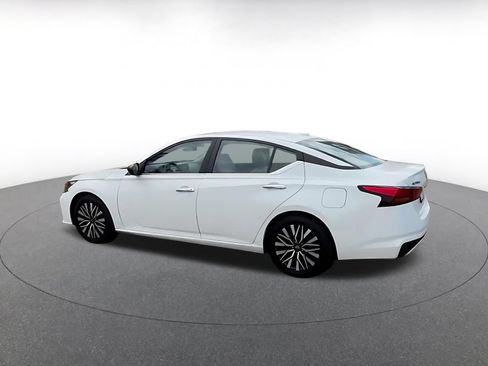 Used 2025 Nissan Altima 2.5 SV FWD image 4