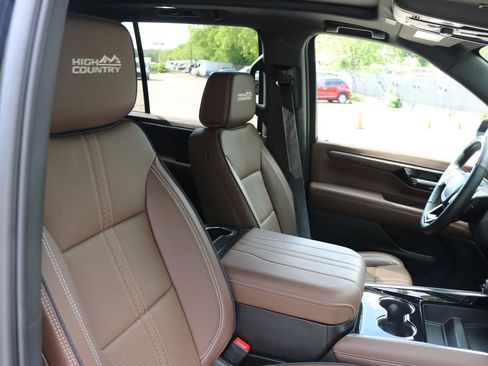 Used 2025 Chevrolet Tahoe High Country image 23