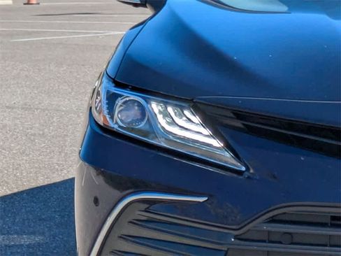 Used 2021 Toyota Camry XLE w/ Navigation Upgrade Package image 9