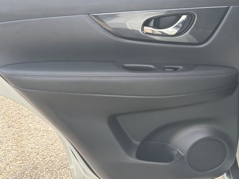 Used 2018 Nissan Rogue SV w/ Premium Package FWD image 21