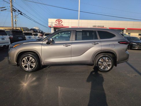 Certified 2025 Toyota Highlander XLE AWD/4WD image 2