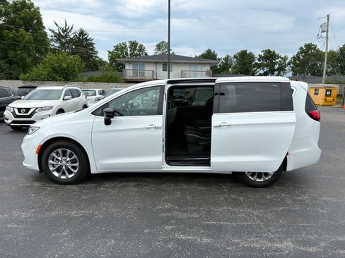 Used 2026 Chrysler Pacifica Limited FWD image 12