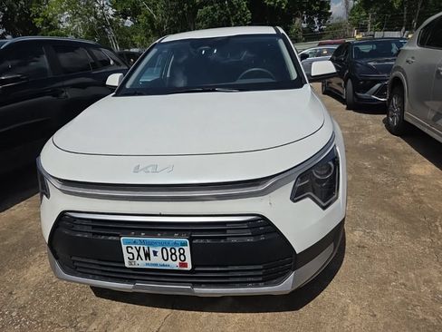 Used 2025 Kia Niro LX FWD image 7