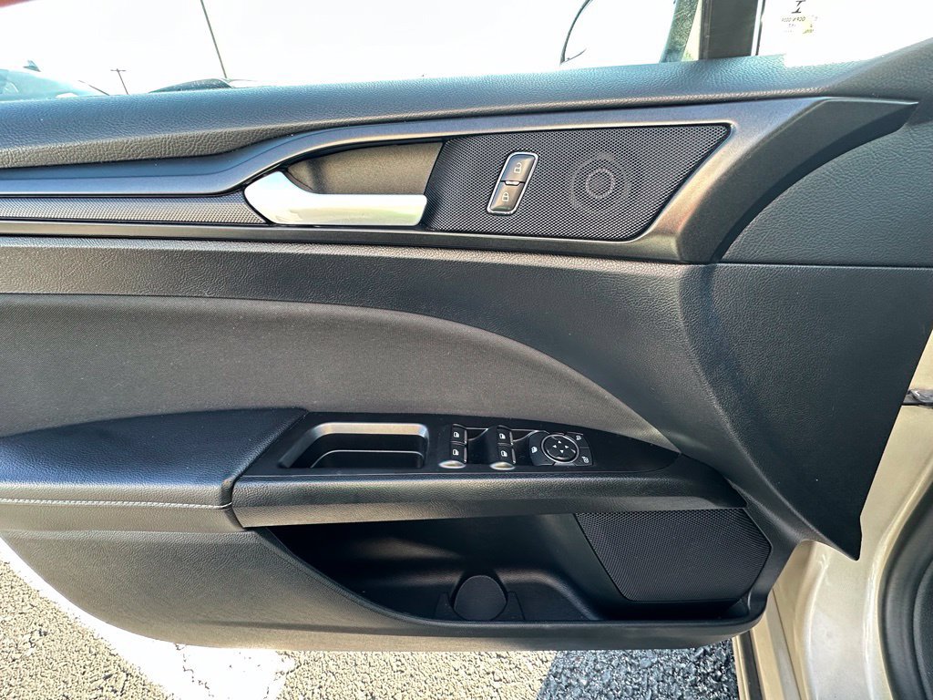 Used 2018 Ford Fusion SE w/ Equipment Group 201A FWD image 18