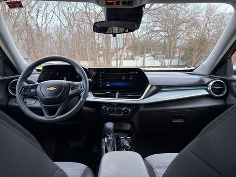 Used 2025 Chevrolet Trax LT image 32