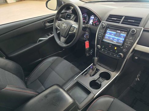 Used 2016 Toyota Camry SE w/ Moonroof Package FWD image 27