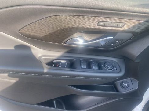 Used 2024 GMC Terrain SLT image 17