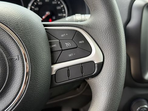 Used 2023 Jeep Renegade Latitude AWD/4WD image 17