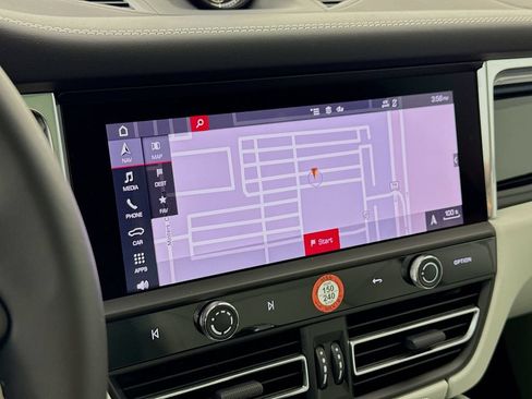 Certified 2025 Porsche Macan AWD/4WD image 20
