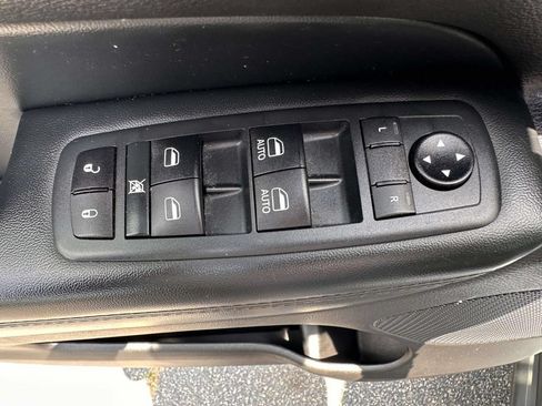 Used 2021 Jeep Grand Cherokee Laredo AWD/4WD image 9