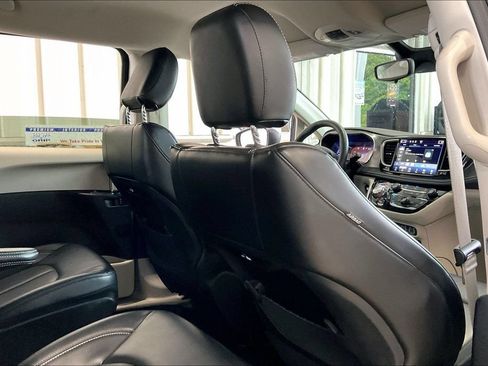 Used 2023 Chrysler Pacifica Touring-L FWD image 22