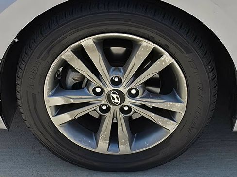 Used 2017 Hyundai Elantra SE FWD image 25