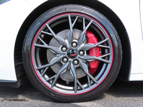 Used 2023 Chevrolet Corvette Stingray Premium Conv w/ Z51 Performance Package RWD image 16