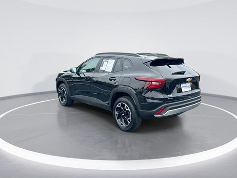 Used 2025 Chevrolet Trax LT w/ LT Convenience Package FWD image 7
