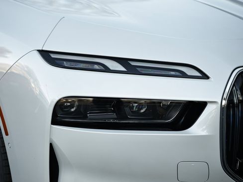 Used 2025 BMW i7 eDrive50 w/ Premium Package image 2