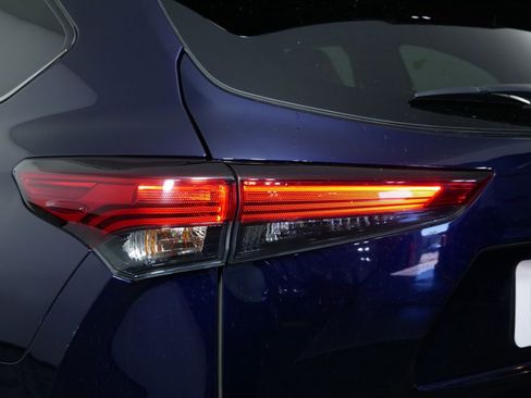 Used 2021 Toyota Highlander Limited AWD/4WD image 12
