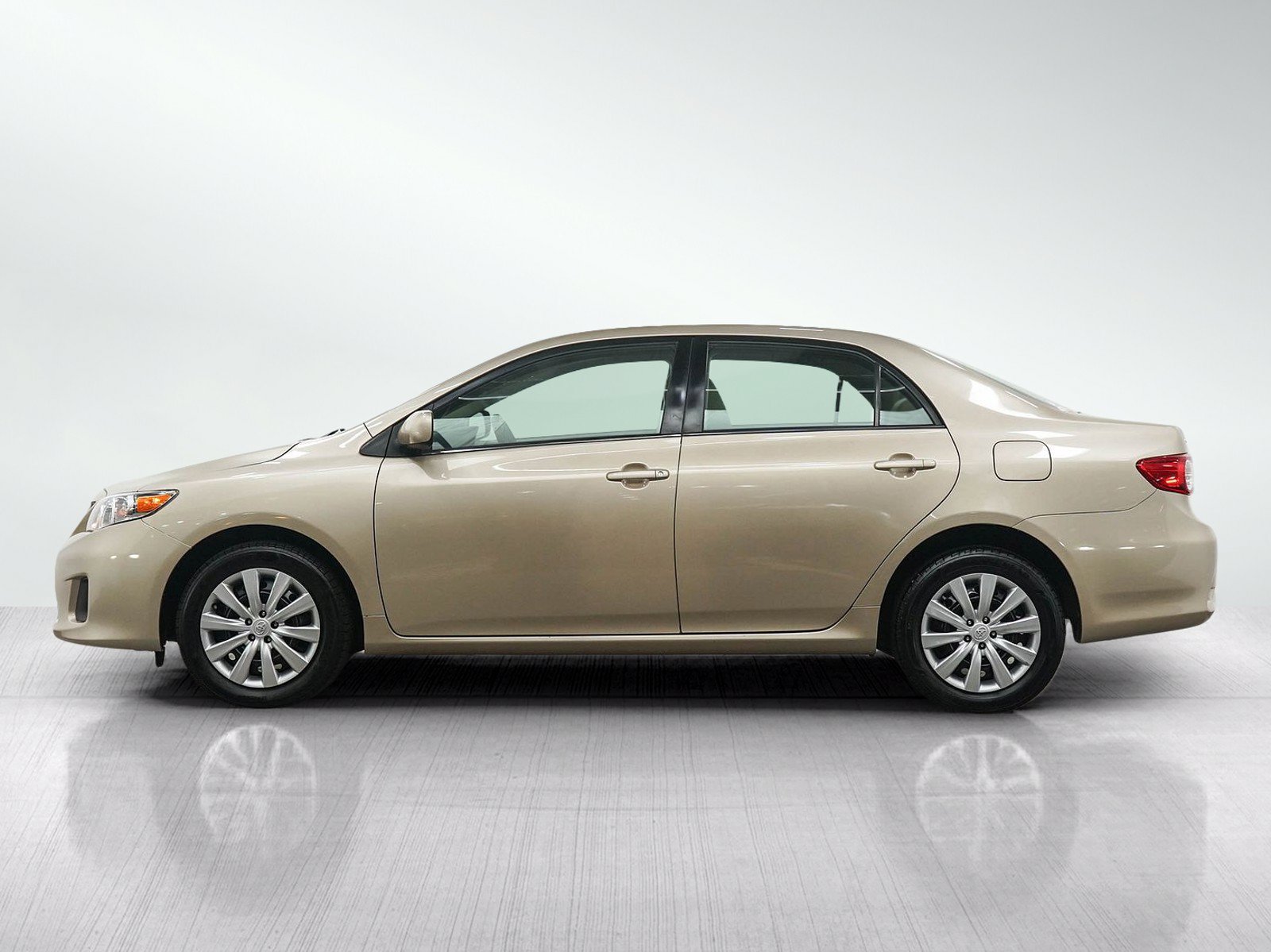 Used 2013 Toyota Corolla LE FWD image 2