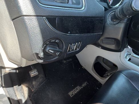 Used 2016 Dodge Grand Caravan SXT FWD image 22
