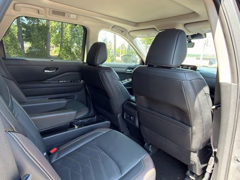 Used 2024 Nissan Pathfinder Platinum image 17