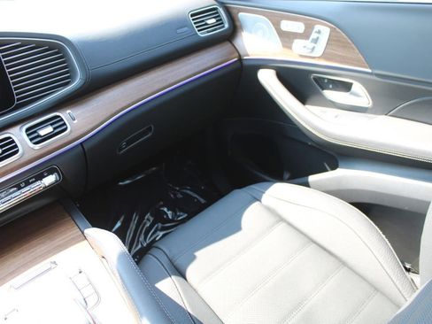 Used 2025 Mercedes-Benz GLS 450 4MATIC image 9