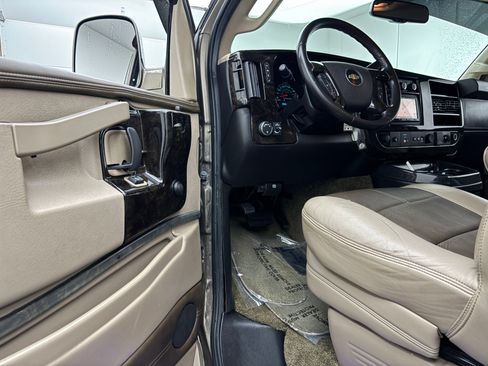 Used 2017 Chevrolet Express 2500 Extended RWD image 10