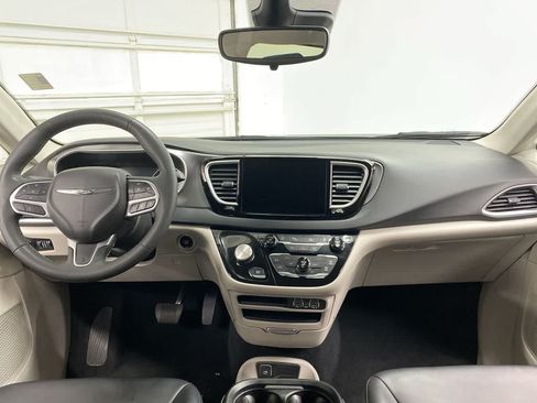 Used 2024 Chrysler Pacifica Touring-L FWD image 14
